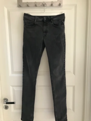 Replay Jeans Svarta Wallys Hyperflex Stl. 158/14y - Säljer dessa Replay Jeans eftersom jag vuxit ur dem. Köpte från Boozt för cirka 3 år sedan. Modellen är Replay Wallys Hyperflex och de är i storlek 158/14y. Inga defekter. Pris ej hugget i sten, bra pris vid snabb affär.