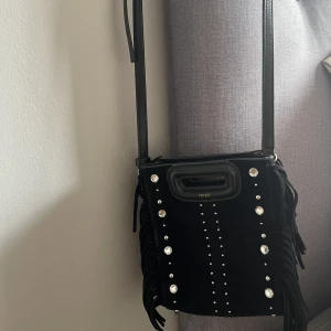 Maje Väska - Säljer en majeväska💕 Den är i jätte bra skick och den ser nästan oanvänd ut! Jag köpte den för ca 2600kr. Säljer för att jag inte fått så mycket användning av den🫶 Skriv till mig ifall ni är intresserade!🩷Man får orginalpåsen oxå💞Köparen står för frakten!