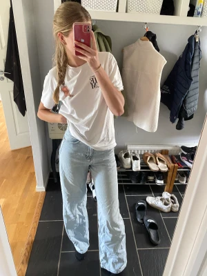 Jeans från zara - Jeans i storlek 36 som jag inte använder längre. Högmidjade och superlånga (är långa på mig som är 174). 