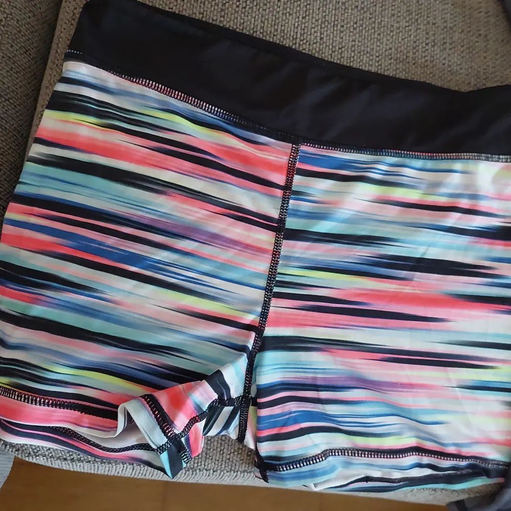 Ett bra plagg gympa  shorts säljs är använd minst 1-2 gånger uppskattar om någon köper denna produkt . Shorts.