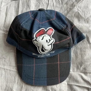 Keps Benetton Blue Family - Go  vintagekeps från Benettons ”Blue Family”-serie.   