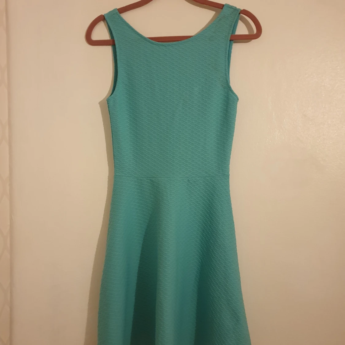 Turkos miniklänning med strukturvävt tyg och öppen rygg. - 91