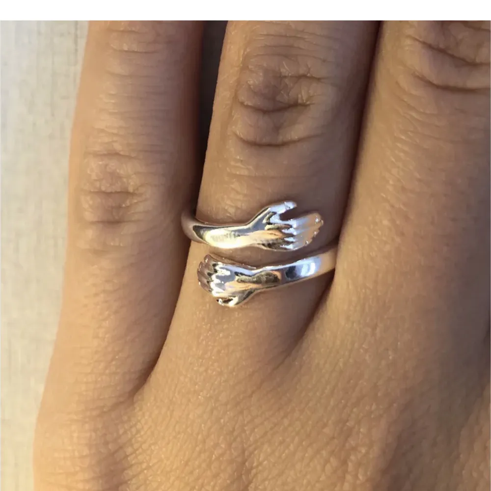 Jätte fin ring i äkta silver kostar 500kr men säljer den för 160kr i äkta silver 925.  Skriv vid intresse. Köparen står för frakten (15kr). 😊. Accessoarer.
