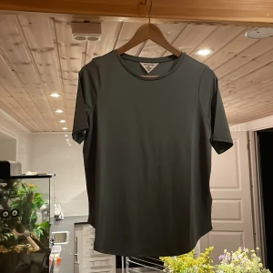 Oliv färgad t-shirt  - Köpt från lager 157, stl small. Oanvänd 