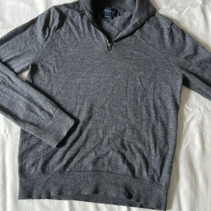  Brothers 1/4 zip grå - Grå 1/4 zip från Brothers storlek M men är liten i storlek så passar S-XS