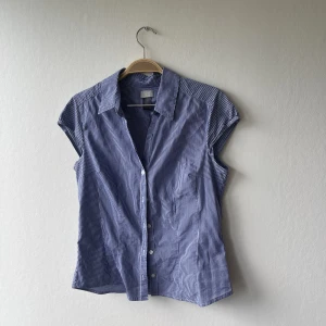 Kortärmad skjorta/blus - Fin rutig blus/skjorta som tyvärr inte används längre så nu behöver den ett nytt hem.