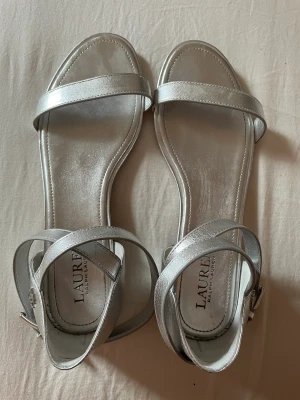 Ralph Lauren-sandaler - Silvriga sandaler från Ralph Lauren. Knappt använda.