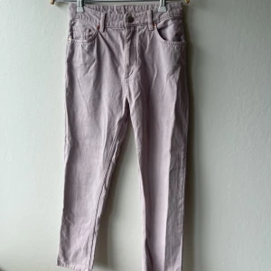 Rosa jeans - Rosa jeans från Monki säljer för att de är för korta för mig, är 174 cm. 