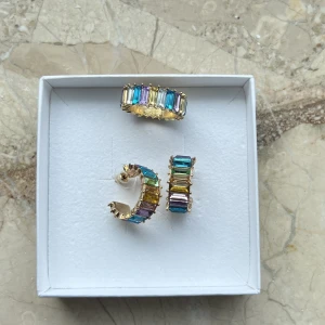 Örhängen & ring - Fina färgglada örhängen med matchande ring. Supergulliga. Ringen är något förstor för mig därav har jag inte använt dem. 