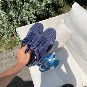Christian Louboutin skor - Tja, säljer nu ett par riktigt feta Christian Louboutin skor i den eftertraktade färgen marinblå🥰 skorna är i användt skick och har ett cond på 7/10. Skorna är i storlek 40 men passar 41/42 Pris är diskuterbart :) Kontakta mig vid frågor och funderingar🥰🤝