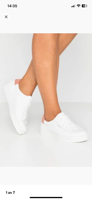 Skor  - Vita sneakers från Anna field. Köpta på Zalando för 230kr. Storlek 38. Har visst slitage på insidan och vid sulan men inga större defekter. Orginalkartong finns kvar. Pris kan diskuteras. 