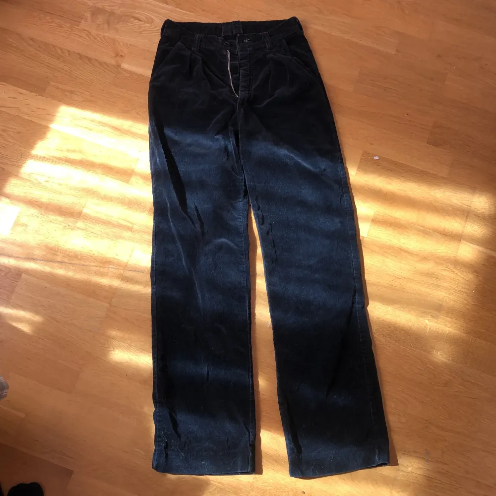 Köpta på en vintage loppis mycket bra skick bortsätt från dragkedjan som inte går att stänga :/ finns inga lappar. Jeans & Byxor.