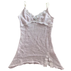 00s Knitted Top - Så vackert glittrigt stickat linne med spets och en brosch föreställande en blomma med pärlor och strass!💕Längre asymmetrisk avslutning med slits! Stretchigt material,justerbara axelband! Passar Xs-M! I perfekt skick!💕