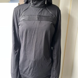 J.Lindeberg - J.Lindeberg tröja som inte längre kommer till användning säljes nu. Jag köpte den för 1500kr för tre år sen. Den passar Medium sant Small men är i storlek L. Kommer fr ett djur o rökfritt hem.