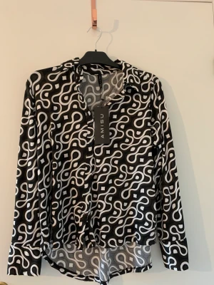 Mönstrad blus - Mönstrad långärmad blus från New Yorker