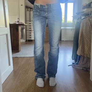 Superfina low waist bootcut jeans från Only, dem ser baggy/straight ut för att den är stora på mig!!!! W29L34, motsvarar ca 38. Säljer för att de är för långa. Superbra skick. Jag är ca 165 och bär 34/36. Möts Sthlms området annars är frakt exl💗
