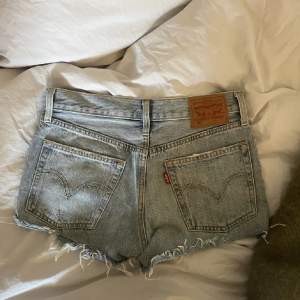 säljer mina levis shorts då dom ej kommer till användning längre, midjemåttet är 25cm 