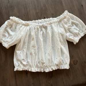 Supersöt sommartopp - Vit blus/topp från Gina!❤️ I storlek  XS och i toppskick✨