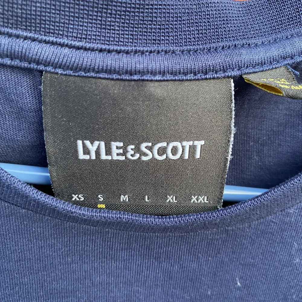 Lyle & Scott T-shirt i stolek S.  T-shirten är endast använd en gång och är i fint skick! Köparen står för frakten😀. T-shirts.