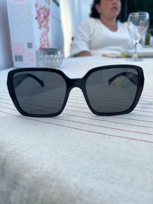 Chanel solglasögon  - Jag säljer mina fina solglasögon. Inget fel på dom jag har bara köpt nya. Dom är äkta med kvitto. Köpte dom för 4200 men säljer dom för 3000😍