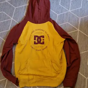 Dc hoodie väl använd men i mycket bra skick. Tröjan är XL i barnstorlek.