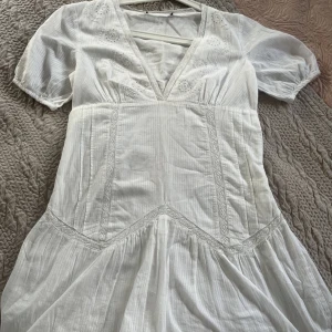 Jättefin Zara kläddning köpt för nån månad sen, helt oanvänd  - Jättesöt sommarkläddning från zara i storlek 36, tyvärr hade jag velat behålla den men den är lite för liten för mig så säljer den❤️