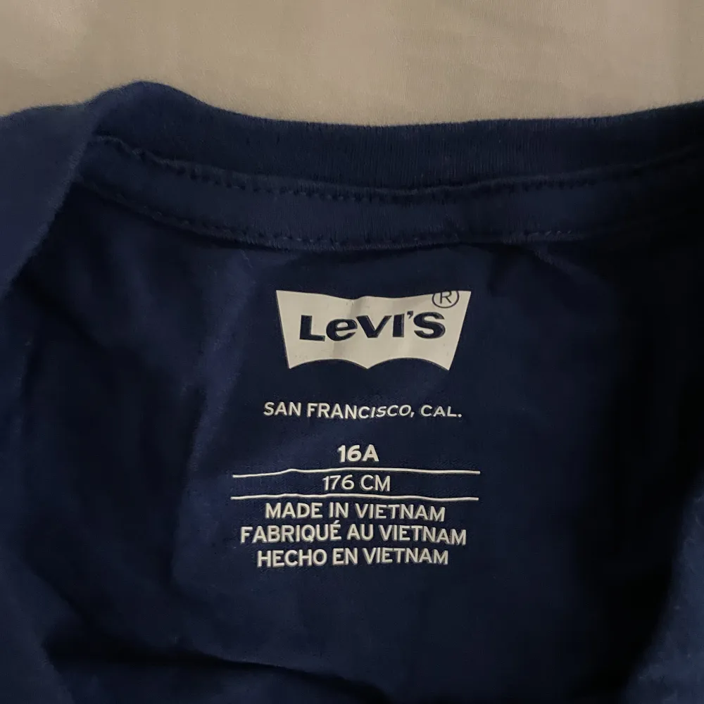Levis t-shirt i nyskick aldrig använd storlek 16a 176cm. T-shirts.