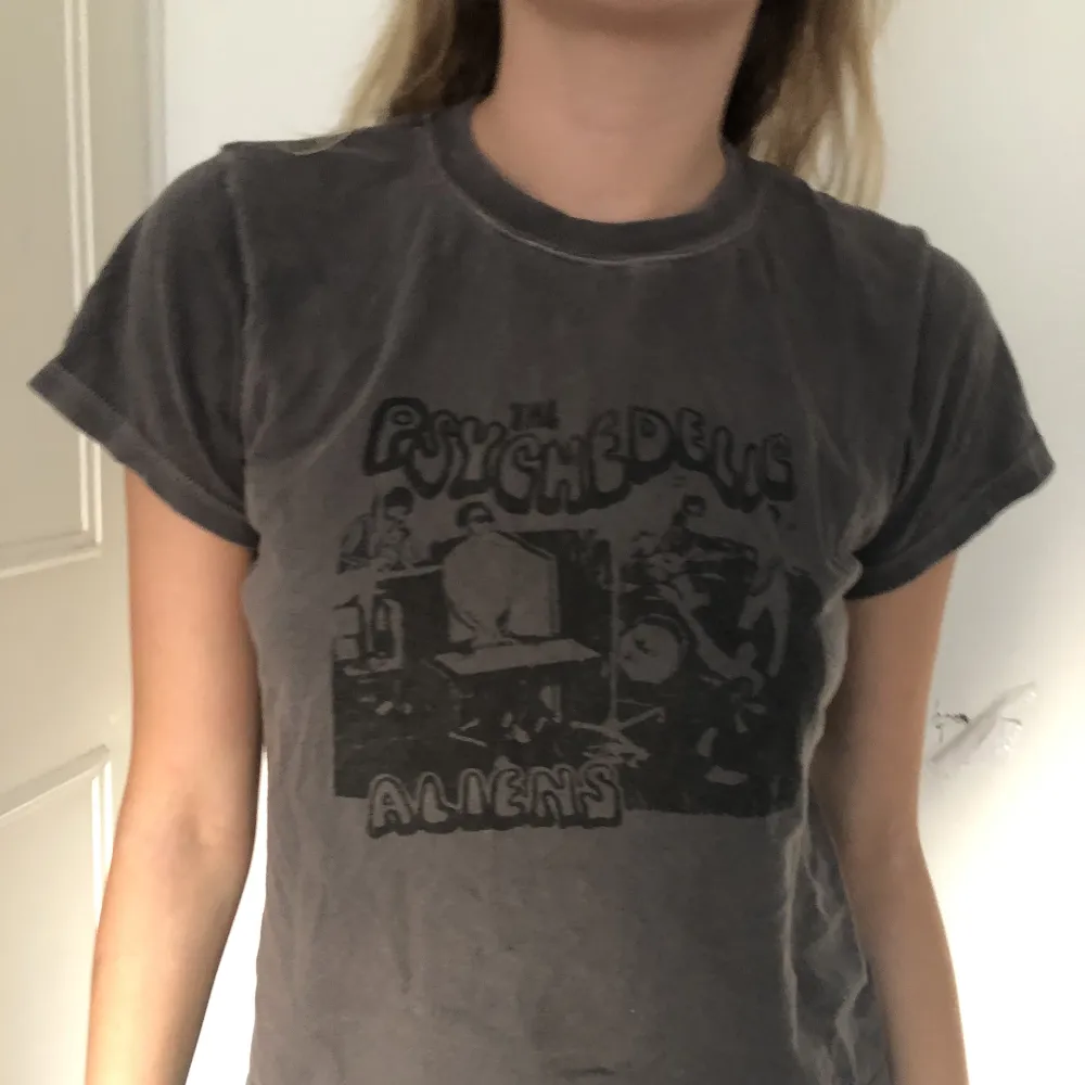 Grå brandy Melville t-shirt med ett coolt tryck på. Lite kroppad beroende på vilken storlek du har men lika fin oavsett💗 frakten ingår inte i priset.. T-shirts.