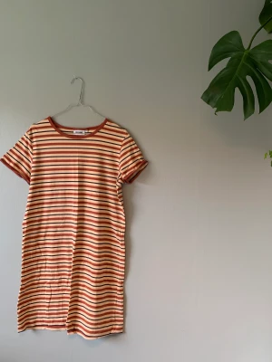 Klänning  - Randig klänning från Weekday 