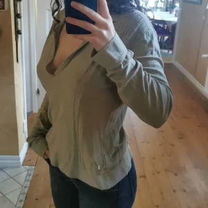 Diesel tröja - Cool tröja från Diesel. Sitter oversized eller "ledigt". Ett riktigt y2k plagg! Med fina detaljer och sömmar i tyget. Färgen är som på sista bilden. Priset är diskuterbart! 