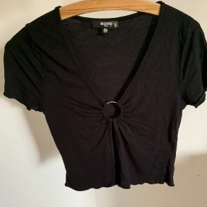 Svart topp - Svart festlig topp med detaljer, skriv gärna för fler bilder🫶🏼 endast använd en gång så i bra skick, från missguided stl 34!