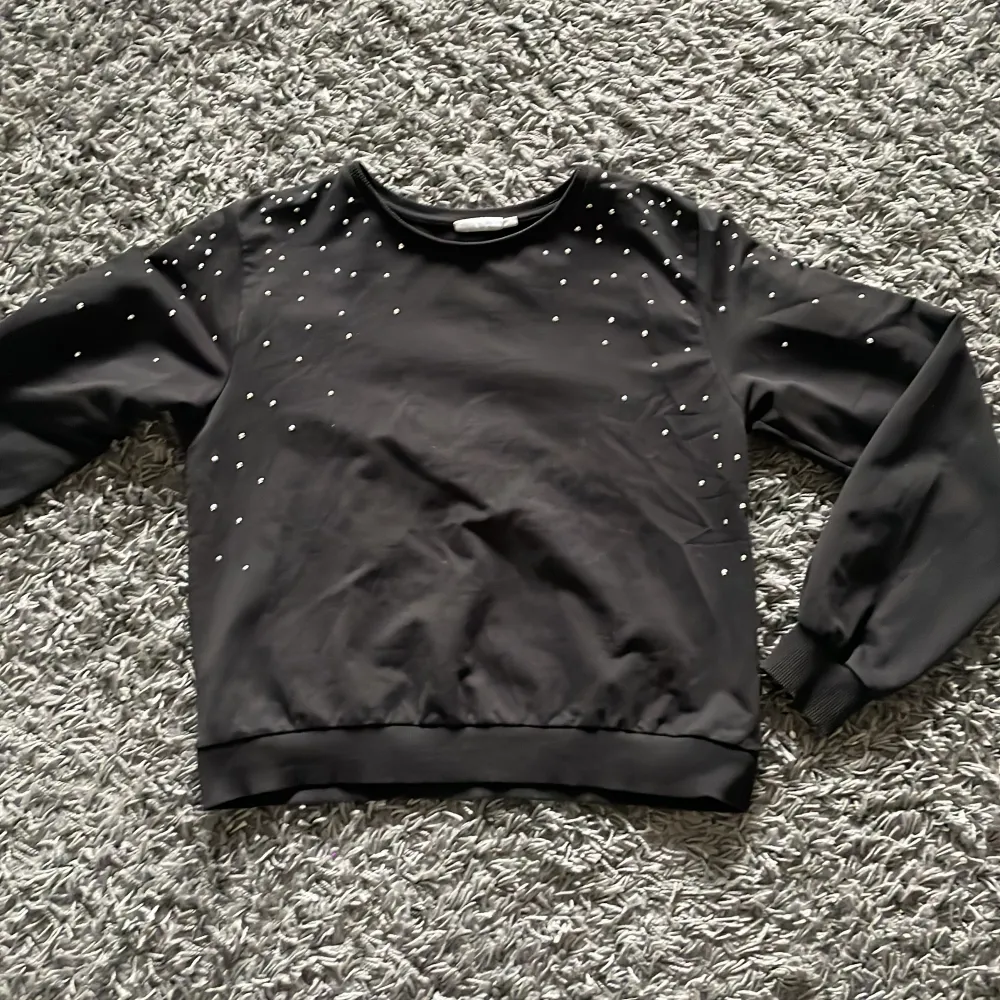 En svart sweatshirt med ”diamanter” från Kappahl i storlek 158/164 men mer som en xs/s :) fint skick!  Kan skickas mot fraktkostnad🩷. Tröjor & Koftor.