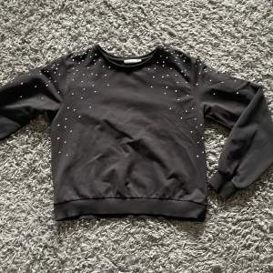 En svart sweatshirt med ”diamanter” från Kappahl i storlek 158/164 men mer som en xs/s :) fint skick!  Kan skickas mot fraktkostnad🩷