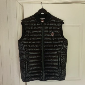 Shiny colmar väst - Storlek 52 vilket i italienska storlekar motsvarar ca M. Skicket är 9/10. Nypris 2899.