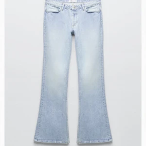 Zara jeans - Säljer dess ljusblå lågmidjade jeans från zara i storlek 32💓 knappt använda då de är lite för små för mig, pris kan diskuteras 