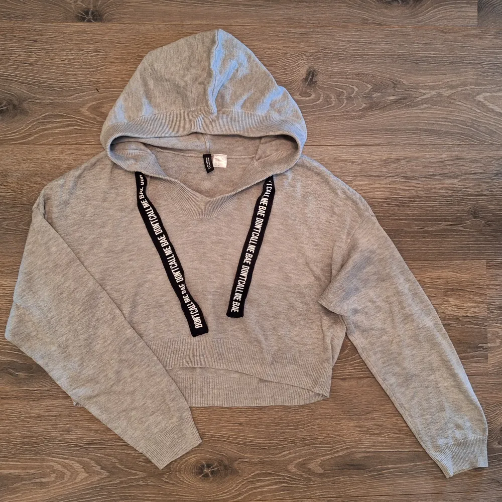 En grå, croppad och lite tunnare hoodie från H&M, ca stl S (märkt stl M) - i fint beg. skick.. Hoodies.