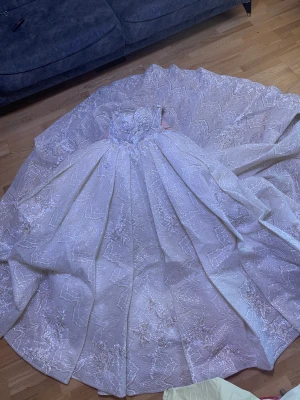 Bröllopsklänning  - Storlek är från 32/38