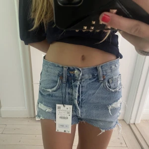 Zara shorts - Trendiga nya zara shorts tillsalu. Dem är i storlek 32, nypris 329kr🤩