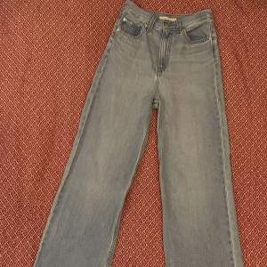 Hög midja och vida ben. Ljusblå Levi’s jeans i strl 25 - midja 25, längd 33.  Köpta för 1695 kr. Endast provade och tvättade en gång.