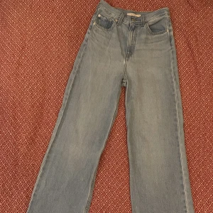 Levi’s Jeans High loose W25 L33 - Hög midja och vida ben. Ljusblå Levi’s jeans i strl 25 - midja 25, längd 33.  Köpta för 1695 kr. Endast provade och tvättade en gång.