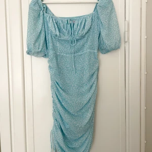 Adoore palermo blå klänning - Adoore klänning i modellen polermo, endast använd 1 gång. Väldigt fint skick!