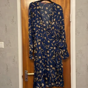 Omlottklänning - Snygg omlottklänning i  100% viskos.