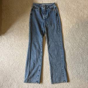 Blåa jeans från bikbok