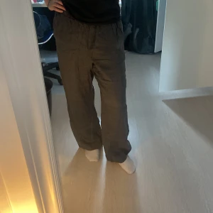 Linnebyxor  - Mörkgrå linnebyxor köpta på Lindex, aldrig använda!💓