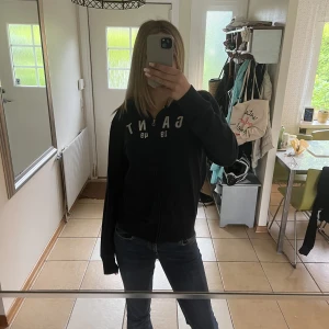 Zip- up - Denna var köpt ett tag sen men inte riktigt några defekter. Används aldrig därför vill jag få den såld💕