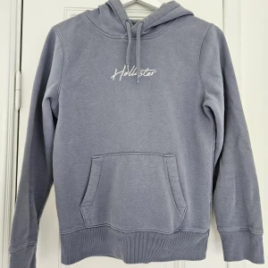 Hoodie - Gråblå hoodie från hollister i fint skick! Stl S från killavdelningen, sitter lite oversized på mig som är xs-s