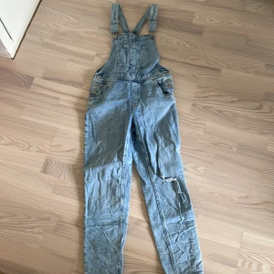 Hängselbyxor - De här hängselbyxor kommer inte till användning längre, därför säljer jag de! Använd max 3 gånger, bra skick. Finns en ficka där fram och två fickor där bak. Hör av dig om fler bilder behövs 💕
