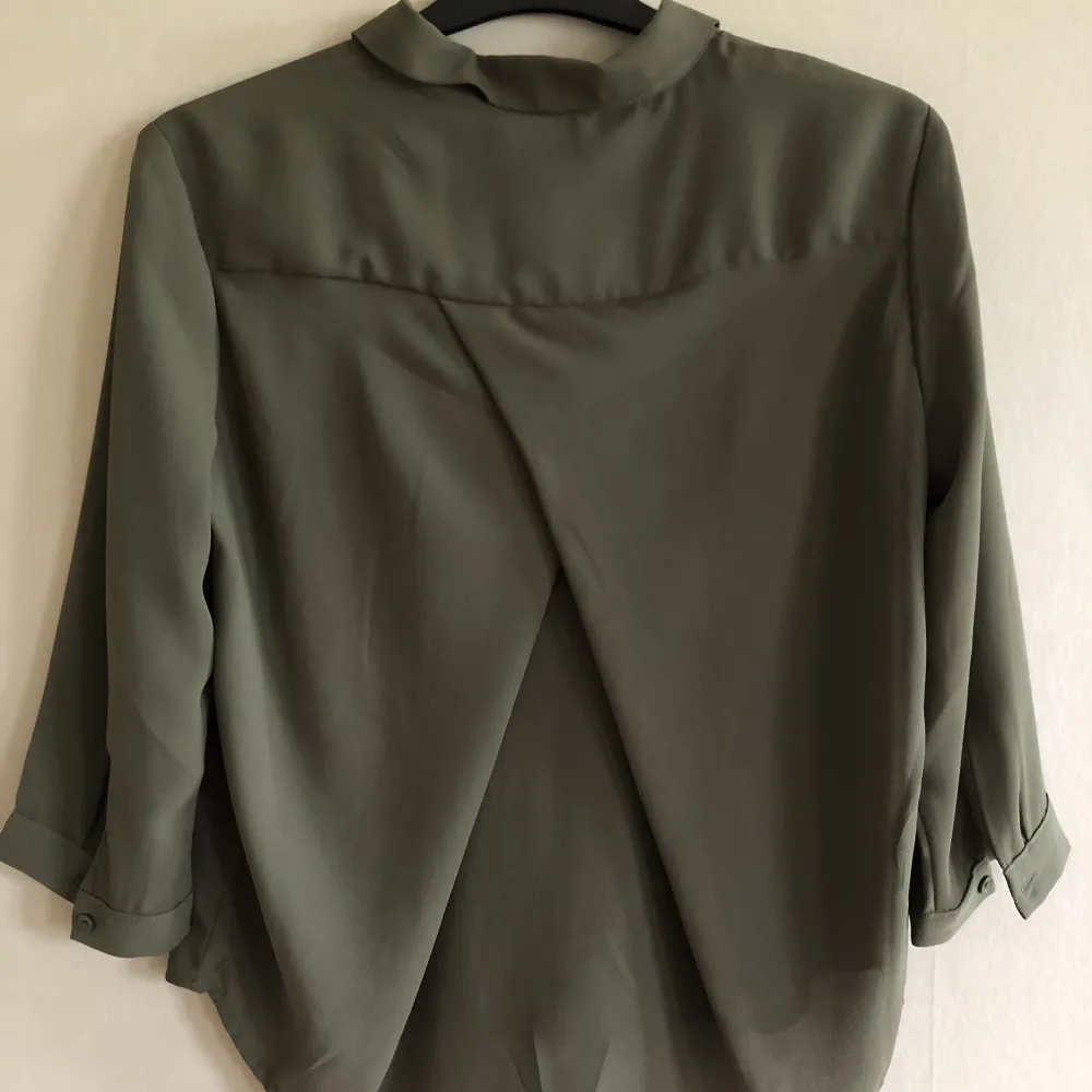 Mörkgrön skjorta från Monki i storlek S.. Skjortor.