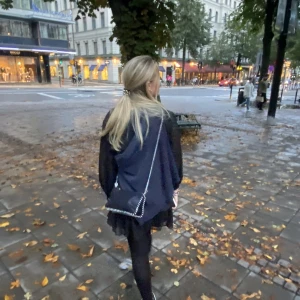 ZARA VÄSKA 🖤⭐️🧚‍♀️✌🏼 - As fiiiin zara väska, ganska liten men får plats med praktiska grejer!! Kedja som går över axeln, väskan är svart och har silver ploppar runt kanterna 🤍 nypris: 260kr, använd 3 gånger, inga defekter!! 