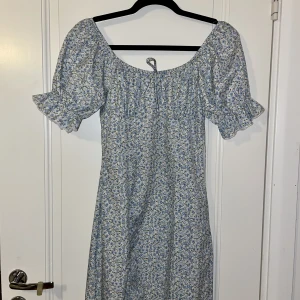 Blommig klänning  - Superfin och somrig långklänning köpt på Plick som jag använde till när jag gick ut 9an och 1an! Så skönt material på sommaren och väldigt fin och komplimenterande skärning!